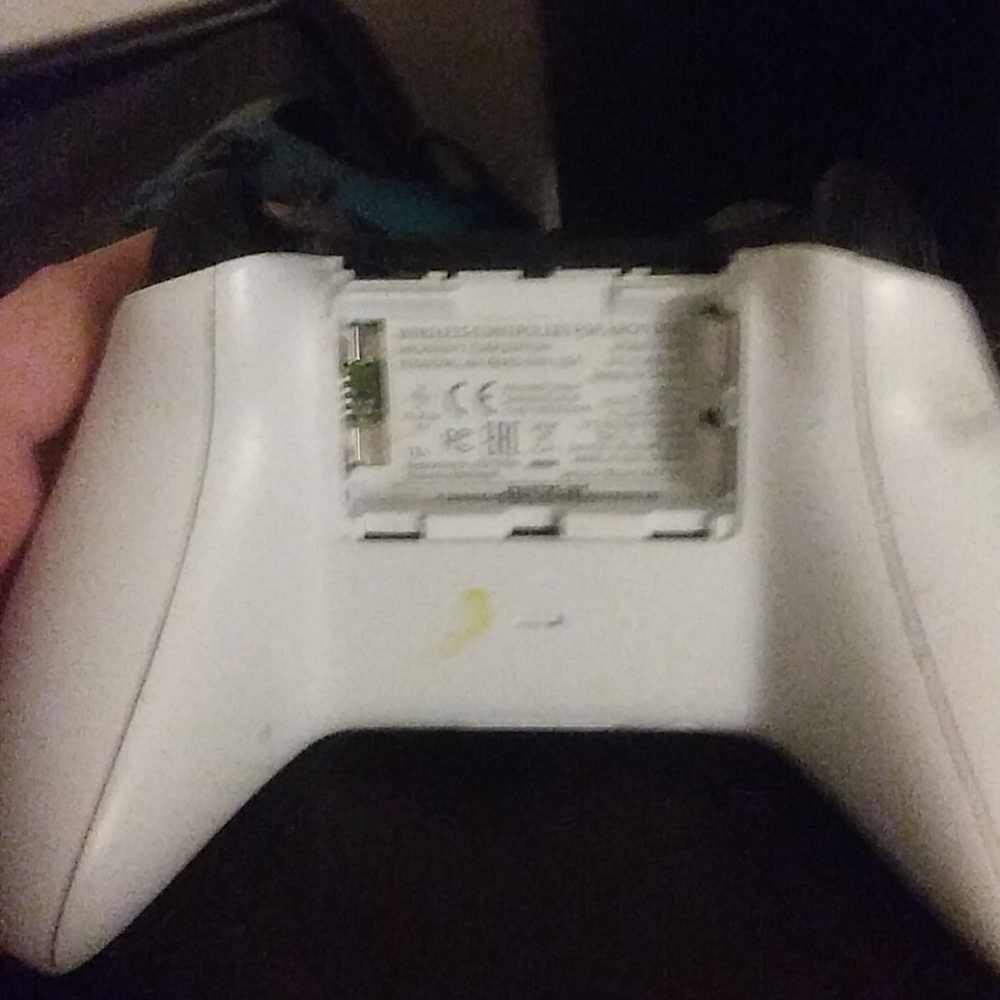 Custom-made Xbox One controller - Picture 2 of 3